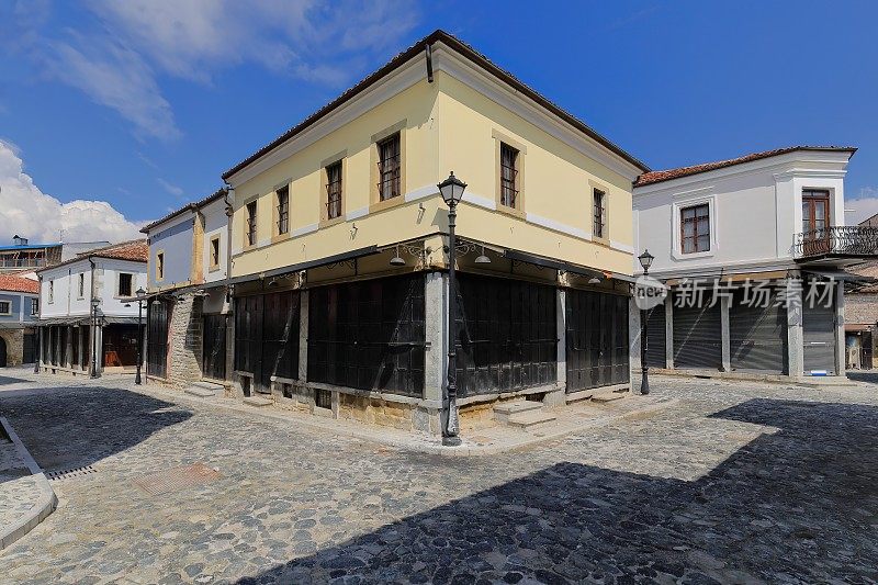 旧巴扎地区的ruica Jovan Spiro Kosturi鹅卵石街道上，用砖块砌成的奥斯曼风格的黄色角落房子。korca -阿尔巴尼亚- 256
